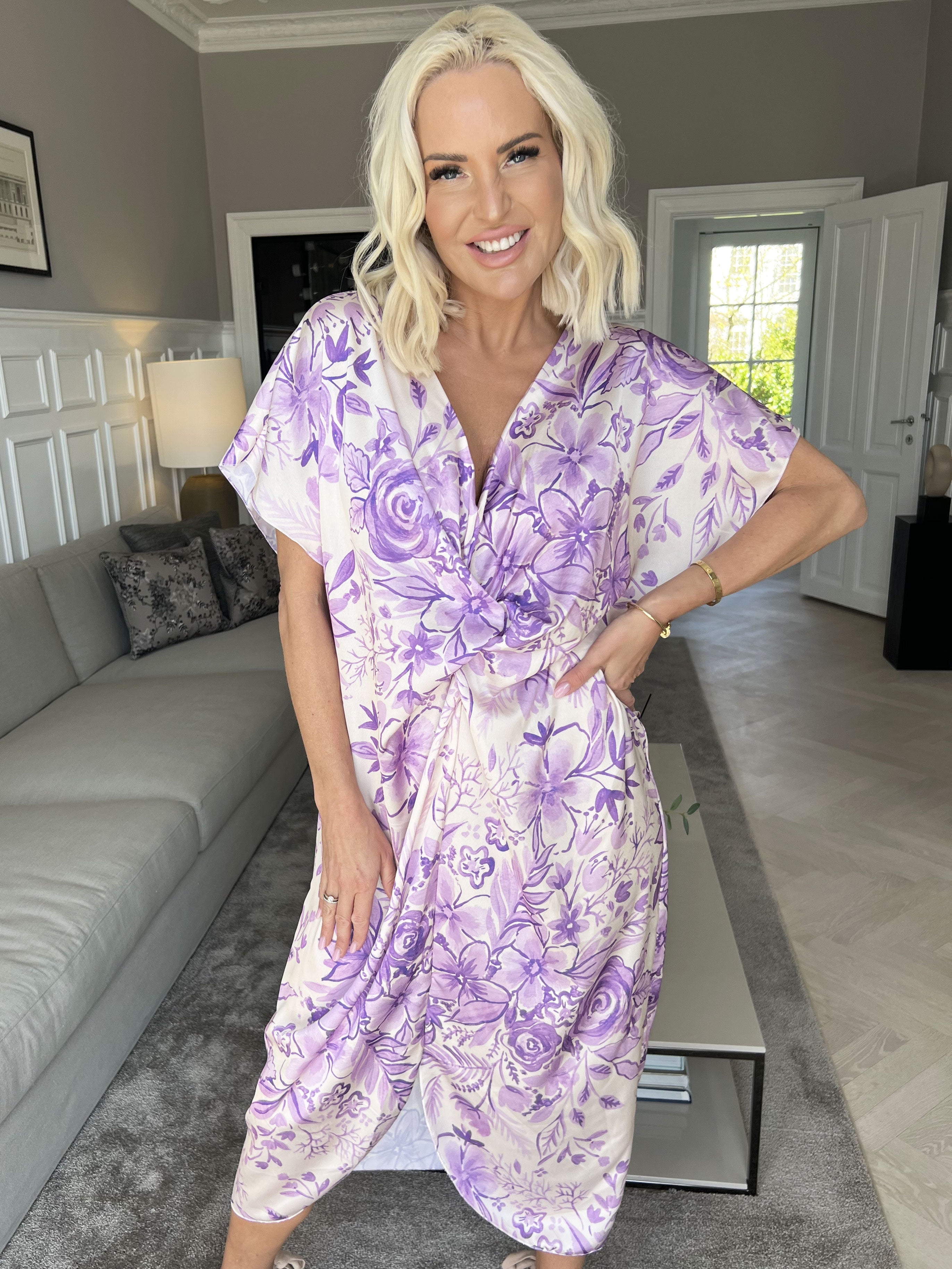 Juno Flower - Söt klänning i sidenlook med blommigt tryck - Blue